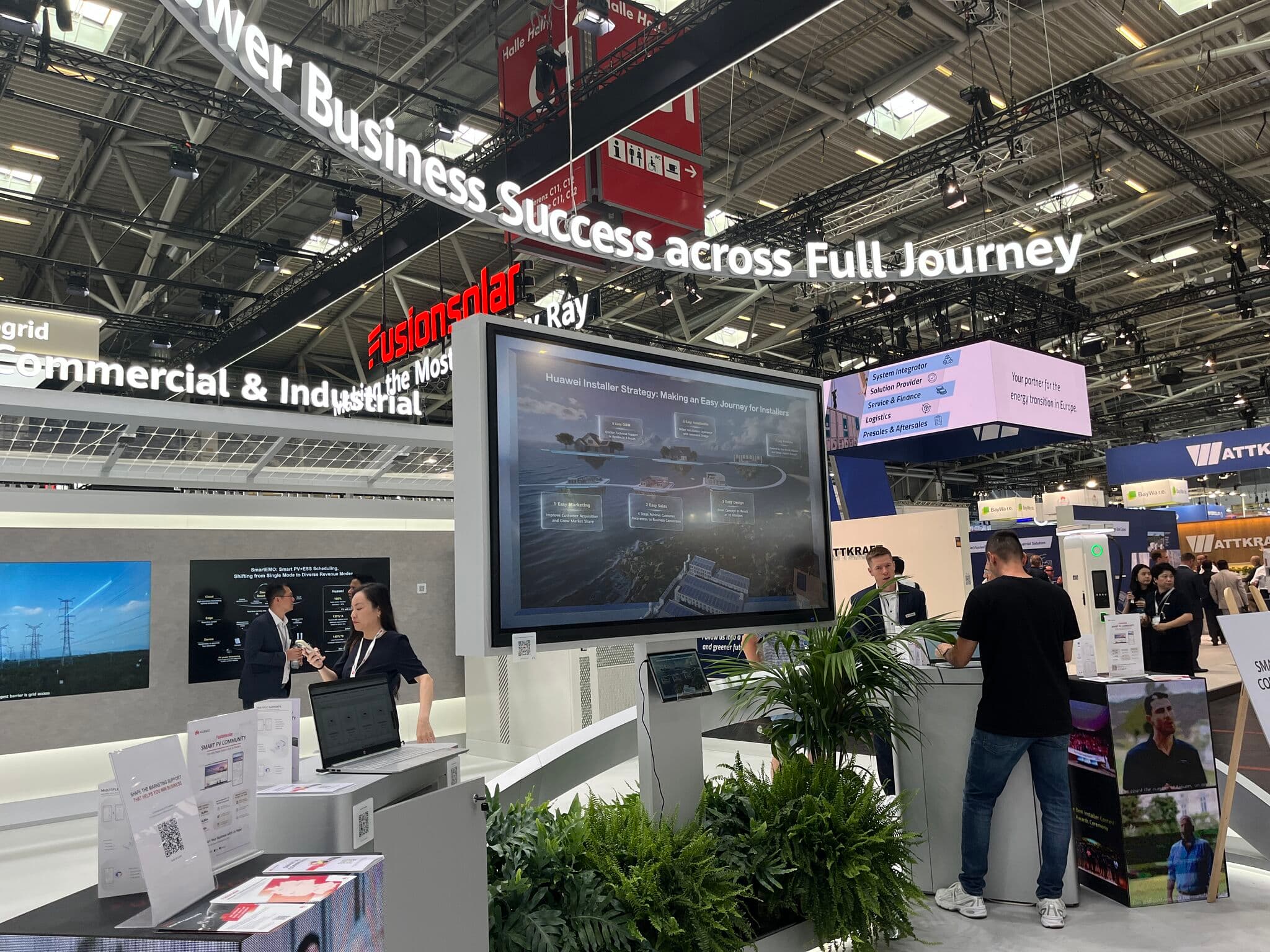 华为FusionSolar的"Business Success across the Full Journey":2026年Intersolar Europe展台上的安装商策略。