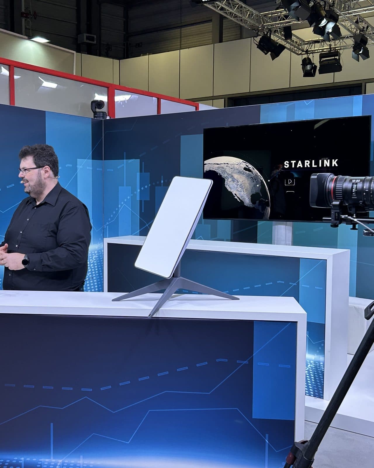 Eine Starlink-Schüssel und der Starlink-Screen am Set eines Interviews zum europäischen Retail-Launch